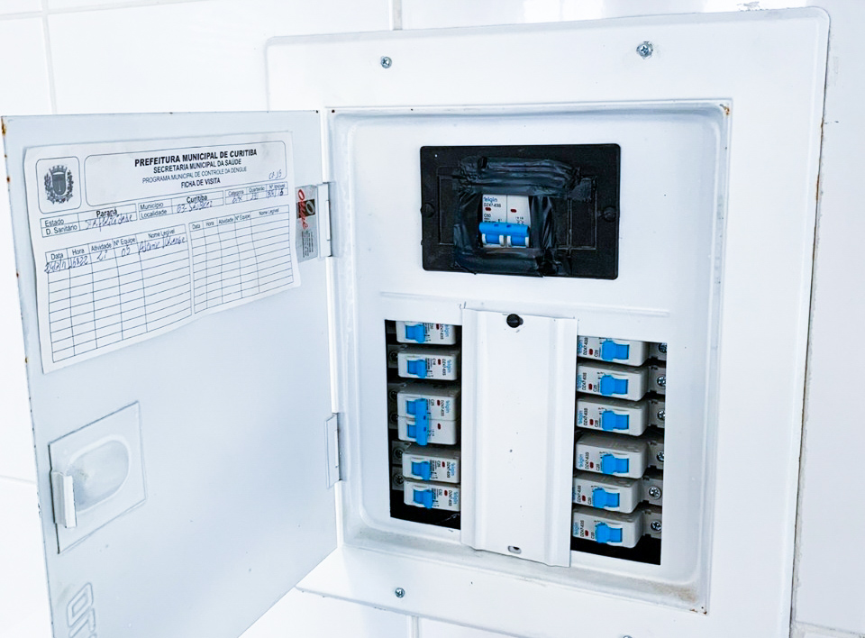 Quadro novo com disjuntores modernos